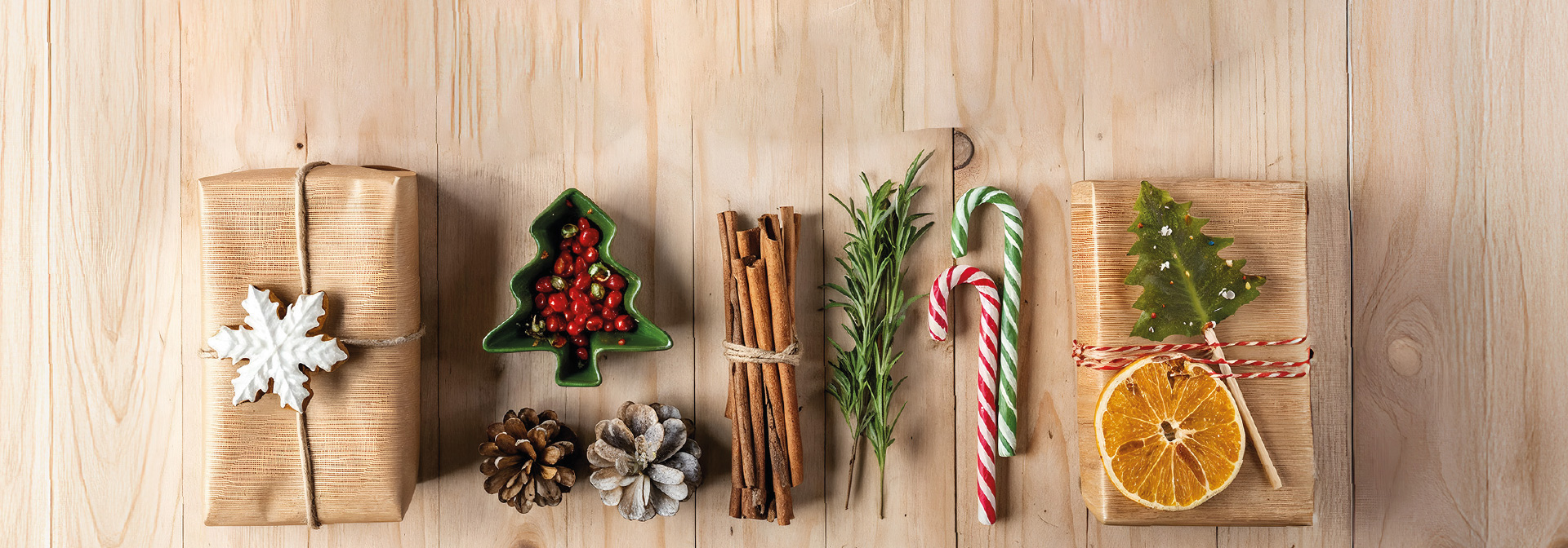 A képen karácsonyi dekoráció, és karácsonyi ajándékok láthatóak.