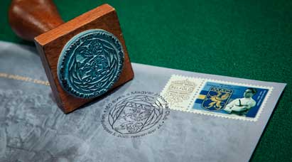 A képen a 150 éves a Magyar Athletikai Club jubileumi bélyege és egy pecsét látható.